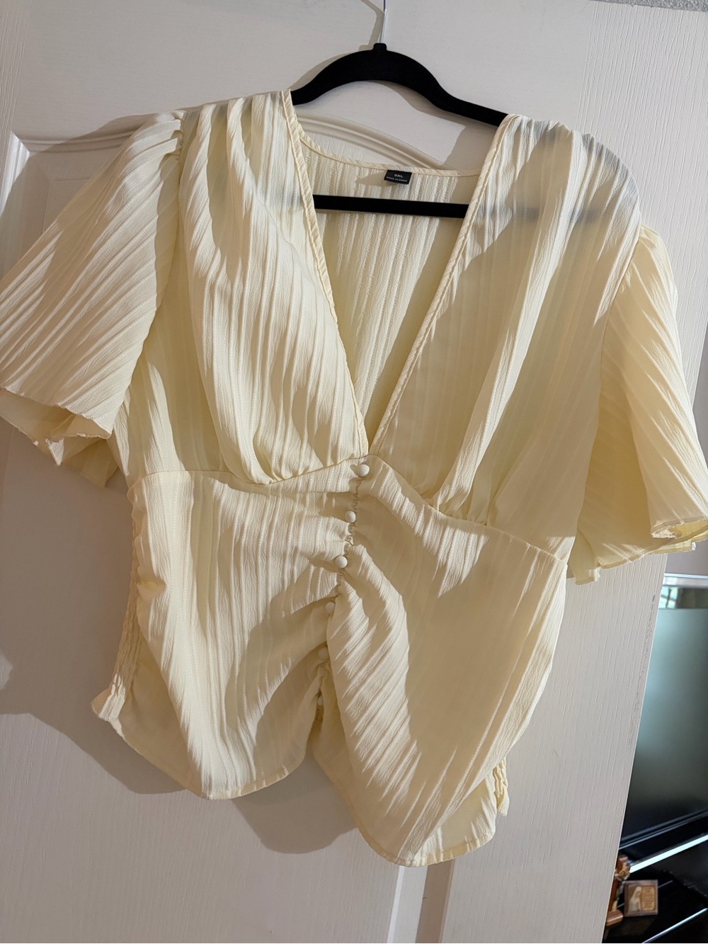 Fashion Nova, Ladies  Cream Ruched V-Neck Crop Top. Size 14/16. NEW
